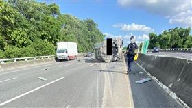 車禍,國道三號,槽車翻覆,自撞護欄