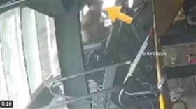 女子疑似在跑步機上重心不穩，竟整個人摔下高樓身亡。（圖／翻攝畫面）