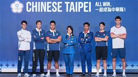 台灣國手展示巴黎奧運團服，（左起）蕭翔文、黃筱雯、甘家葳、丁華恬、楊勇緯、李佳馨、葉宏蔚。（圖／中華奧會提供）