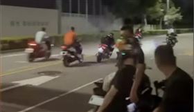 台中中央公園驚見「飆車猴群」躺平騎車