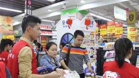 父親面對店員刁難，仍保持高情商應對。（圖／翻攝畫面）
