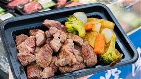 家樂福推出代課煎牛排的服務。（圖／翻攝自家樂福Carrefour商品網友真心話臉書）