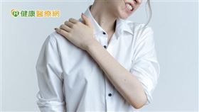 內衣不應單靠肩帶支撐胸部重量，而應以罩杯大小、合適鋼圈及對的下胸尺寸為主要支撐。