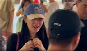 金智媛吃享鴨，離開餐廳遇到粉絲激動大喊「洪海仁」被嚇到。（圖／翻攝Ｘ）