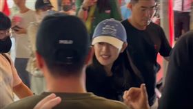 金智媛吃享鴨，離開餐廳遇到粉絲激動大喊「洪海仁」被嚇到。（圖／翻攝Ｘ）