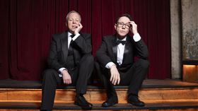 《九號秘事》全系列由「黑色鬼才搭檔」史蒂夫佩姆伯頓和瑞斯謝爾史密斯聯合創作並主演。（圖／BBC Studios提供）