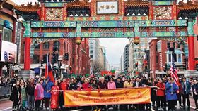 ▲俞大㵢參加僑社遊行活動（圖）時，傳出不當敬禮的爭議。（翻攝Taiwan in the US臉書）