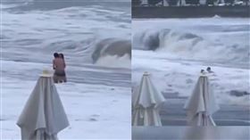 情侶海邊浪漫熱吻！下一秒女友遭巨浪捲走（圖／翻攝Ｘ）