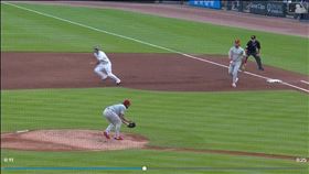 ▲費城人由投手諾拉（Aaron Nola）策動三殺守備。（圖／翻攝自MLB官網）