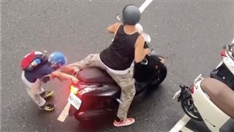 台中虎爸當街踹兒！警方、社會局出手了