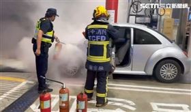 台中,加油站,火燒車,員警,滅火（圖／翻攝畫面）