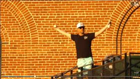 ▲金鶯球迷左手拿手機和啤酒右手接界外球。（圖／翻攝自MLB官網）