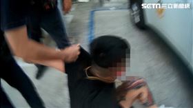 王姓男子爛醉不聽制止，乾脆坐地哭鬧狂跳針質問警方：你們是誰！讓警方看傻了眼。（圖／翻攝畫面）
