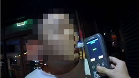 ▲賴男吃燒酒雞騎車返家，停紅燈違規使用手機，遭員警盤查，竟發現酒測值超標，後續移送法辦。（圖／翻攝畫面）