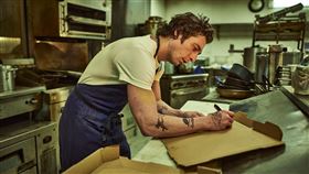 傑瑞米艾倫懷特《大熊餐廳》。（圖／Disney+提供）