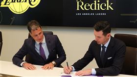 瑞迪克（JJ Redick）正式和湖人簽約，確定執掌紫金軍團兵符。（圖／翻攝自洛杉磯湖人臉書粉專）