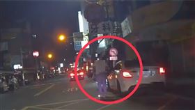 林男見警攔查後開始情緒激動，甚至還出手推擠員警。（圖／警方提供）