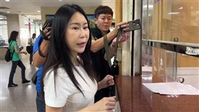 藝人安晨妤曾以歌手身份闖蕩演藝圈，過去因和元祖食品二少東張劭緯有一段婚姻，被稱為「元祖少奶奶」，2019年離婚收場，她與前夫家人互告多起官司，今年5月間，她指控前婆婆張秀琬無故闖入她家，還在屋內拍攝錄影，北檢依妨害秘密罪起訴張女。法院今開庭審理此案。