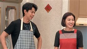 米可白（右）劇中向孫綻學做菜。（圖／台視提供）