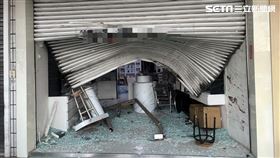 香水店遭尋仇轎車猛撞凹一個大洞，現場一片狼籍，面目全非。（圖／翻攝畫面）