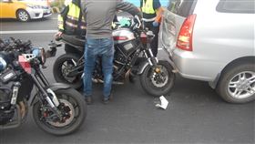 突如其來的意外，也讓肇事的鄭女當場手腕骨折。（圖／警方提供）