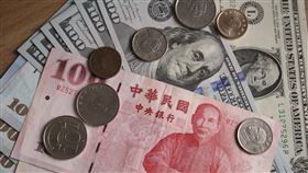 新台幣盤中貶破29元  預期央行將有動作美國聯準會鷹派立場明確、俄烏戰事遲未結束，以及本土疫情延燒等利空籠罩之下，台灣11日上演股匯雙殺，新台幣匯率盤中更摜破29元重要整數關卡。匯銀主管並預期央行會有些動作，短期不會讓台幣貶太多。中央社記者吳家昇攝  111年4月11日