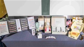 台灣高鐵「T-Shopping高鐵線上購」新版彩繪列車模型12輛組+聯名陶瓷保溫瓶，售價25,000元。（圖／高鐵提供）