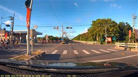 台南,七股,腳踏車,集體,闖紅燈,色盲（圖／翻攝爆料公社）