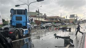 彰化,大雷雨,溪湖,聯結車,自撞,車禍,號誌桿（圖／翻攝彰化踢爆網）