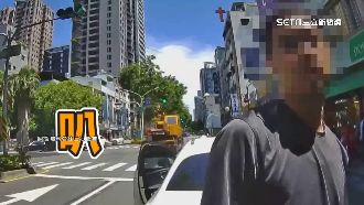 公車出站轎車併排擋路　兩駕駛路邊互槓