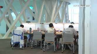 獨／高市圖總館開館前排隊 天熱日增3百人