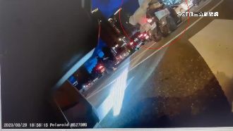 獨／翁騎車載貨勾把手害人摔　肇逃遭起訴