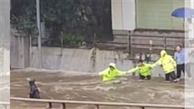 外送員被沖走。（圖／翻攝自「後浪視頻」微博）