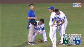 富邦悍將左外野手王正棠7局上守備時，身體突然不適緊急退場。（圖／擷取自CPBLTV YT頻道）