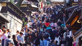2023年訪日外國客消費額首度破1兆元  台灣居冠日本觀光廳日前公布2023年訪日外國旅客消費動向調查顯示，去年訪日客消費額為5兆3065億日圓（約新台幣1兆1403億元），創新高紀錄。以國別來看，台灣居冠，消費額為新台幣1684億元。圖為3月27日京都清水寺附近。中央社記者楊明珠京都攝  113年4月1日