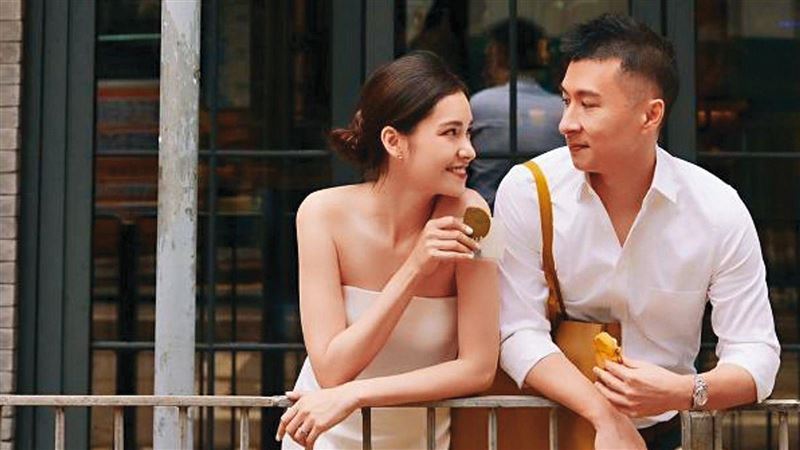 新婚一年難得聚首　女星十指緊扣抓牢老公