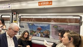 巴黎地鐵優先席貼紙巴黎地鐵也有保留座，但椅子並沒有以不同顏色區分，只在特定區域上方貼了貼紙，盼禮讓座位給身障、無法站立、抱小孩、年邁者和孕婦。中央社記者曾婷瑄巴黎攝  113年6月26日