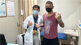 杜承哲醫師在臉書發文 ，他貼出自己跟和一名全身百萬刺青的大哥合照，結果杜承哲醫師身上的「龍貓公車包包」反而成為亮點。（圖／翻攝自杜承哲醫師粉專）