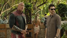 巨石強森（左）和克里斯伊凡在《紅色一號》為了拯救耶誕老人展開冒險。（圖／華納兄弟提供）