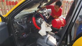 離奇！計程車換裝安卓主機⋯中控台燒光光