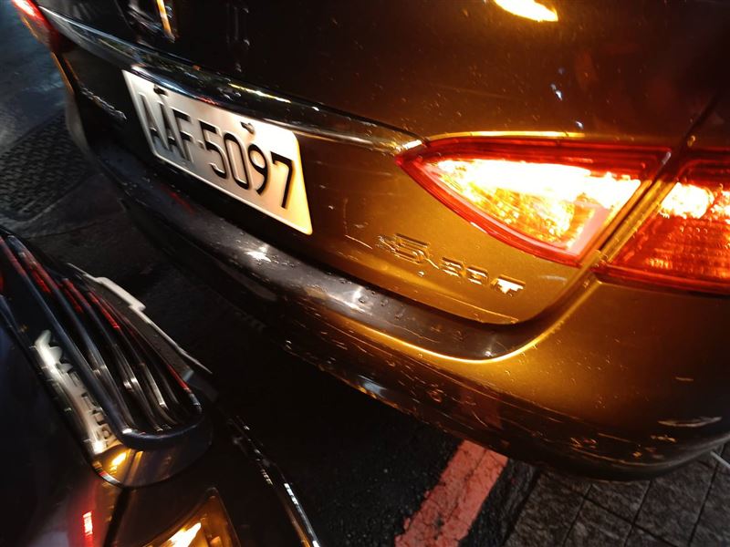 大安分局警車碰撞邁巴赫,兩車都無明顯凹陷。(圖/翻攝畫面)