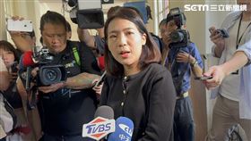 ▲徐巧芯跑到民進黨團記者會前面走廊站著聲援陳玉珍（圖／記者陳怡潔攝影）
