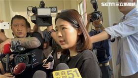 ▲徐巧芯跑到民進黨團記者會前面走廊站著聲援陳玉珍（圖／記者陳怡潔攝影）