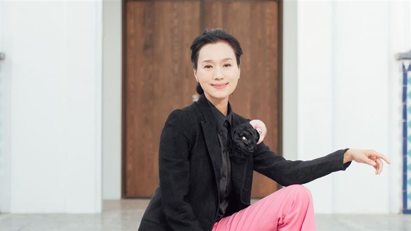 59歲藝人坣娜因紅斑性狼瘡復發病逝,其為一種慢性全身性的自體免疫疾病,好發於20至40歲女性,症狀包括倦怠、發燒、肌肉酸痛、消瘦、口腔潰瘍等。(圖/猶台文化交流協會提供)