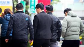 11月失業率續降至3.34%（1）行政院主計總處22日公布11月失業率續降至3.34%，月減0.09個百分點；經季節調整後的失業率也同步下滑。圖為新北市板橋區街頭往來的上班族。中央社記者王騰毅攝　112年12月22日