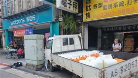 萬華小貨車撞公車亭。（圖／翻攝畫面）