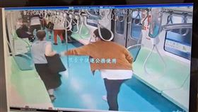 中捷，隨機砍人，車廂內行兇，3刀男，乘客竄逃(圖／翻攝畫面)