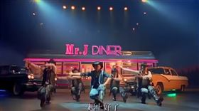 周杰倫在〈牛仔很忙〉中有許多蹲姿的舞蹈動作。（圖／翻攝自周杰倫Jay Chou YouTube）