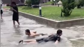 雨彈狂襲彰化！學生秒換泳褲撲「員中湖」