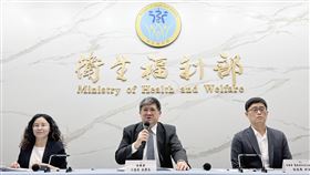 化粧品管理新制7/1上路衛福部食藥署副署長王德原（中）26日在例行記者會中說明，7月1日起化粧品管理新制上路，不再區分特定用途跟一般，並推行登錄制度，讓管理單一化，未來業者必須完成登錄才能製造、販售、輸入，甚至贈送等，否則最高可罰新台幣100萬元。中央社記者沈佩瑤攝  113年6月26日